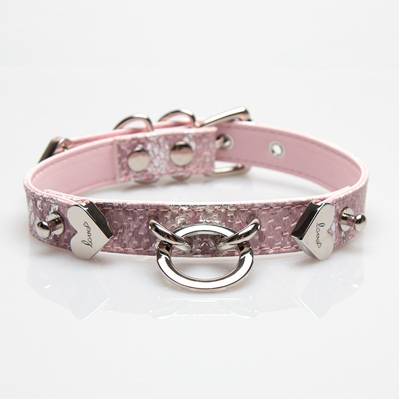 VELVECUFFS Heart-shaped decorative pink snake pattern choker