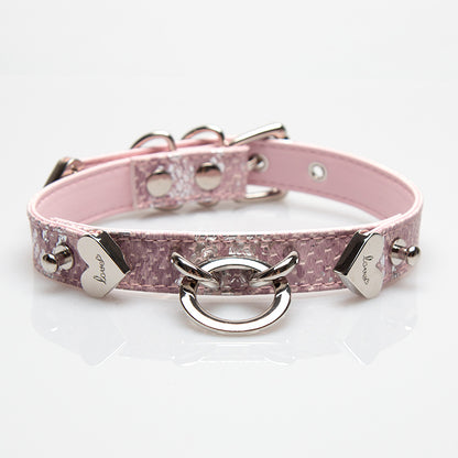 VELVECUFFS Heart-shaped decorative pink snake pattern choker