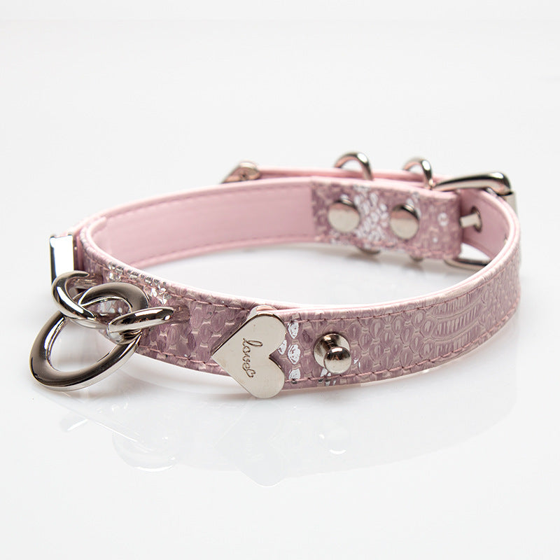 VELVECUFFS Heart-shaped decorative pink snake pattern choker