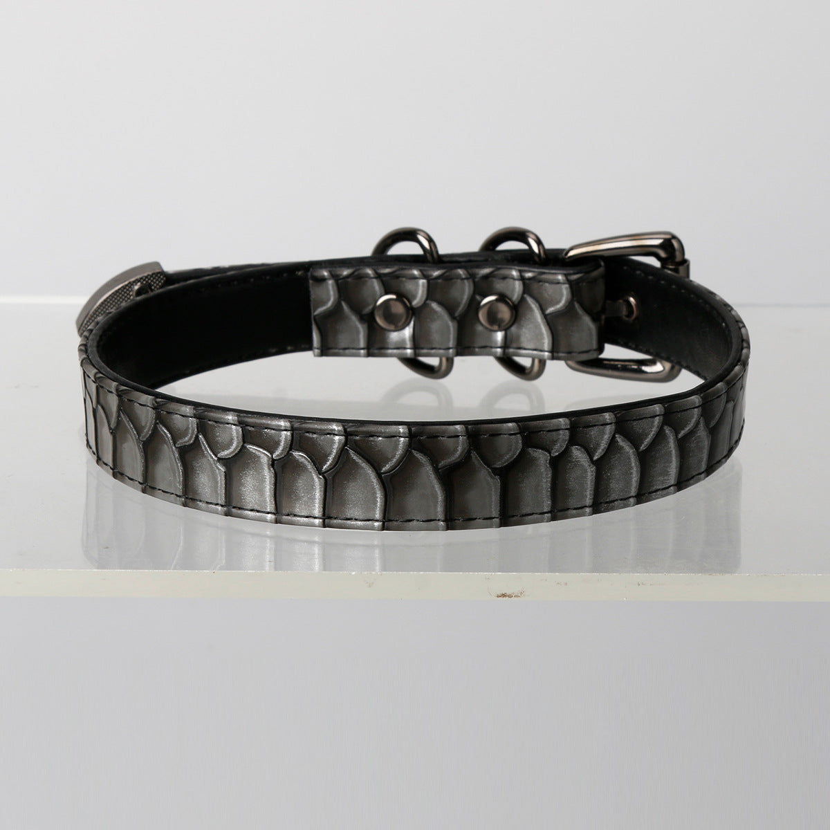 tour de cou motif crocodile noir