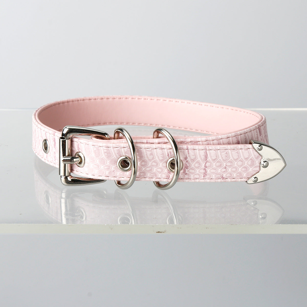 tour de cou motif crocodile rose