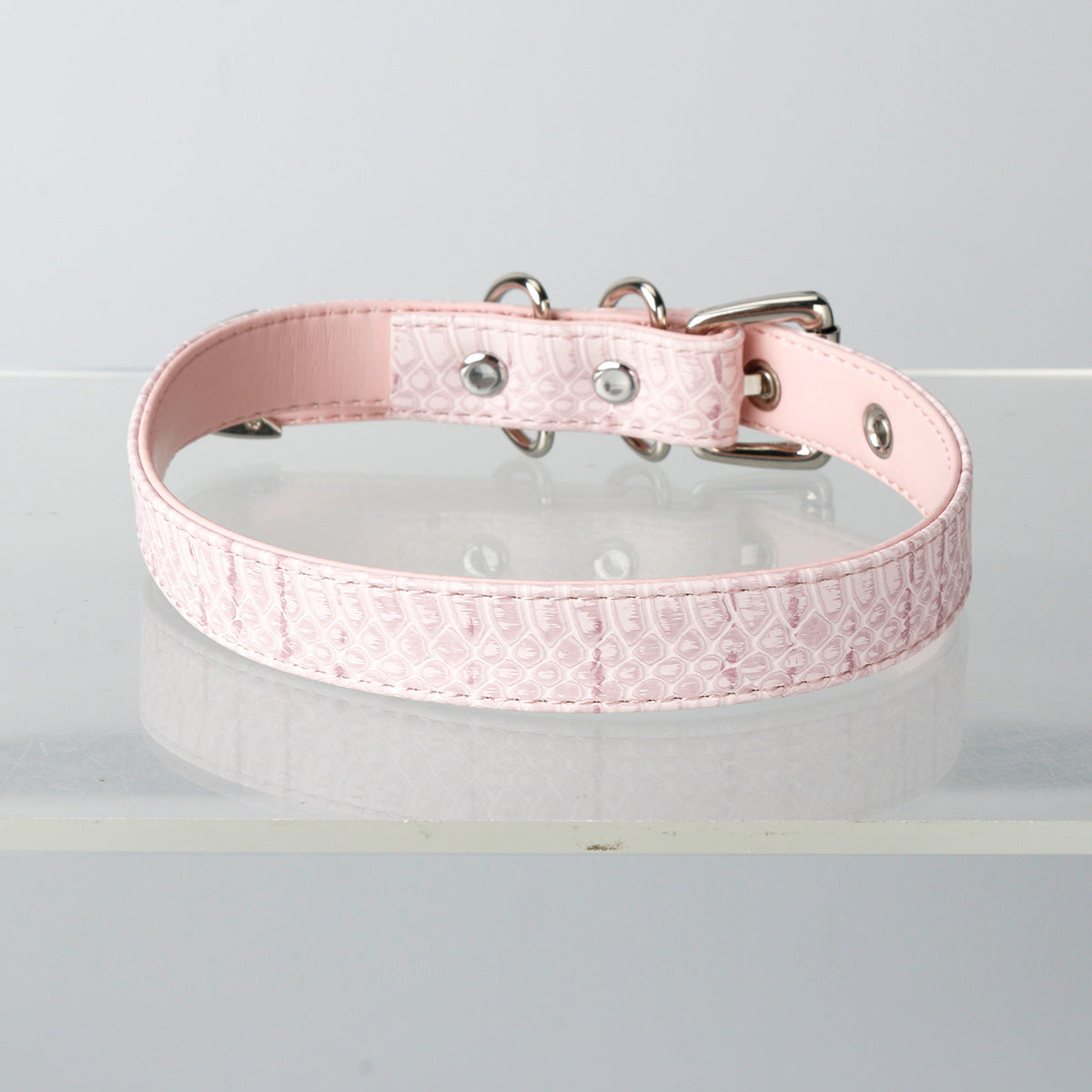 tour de cou motif crocodile rose