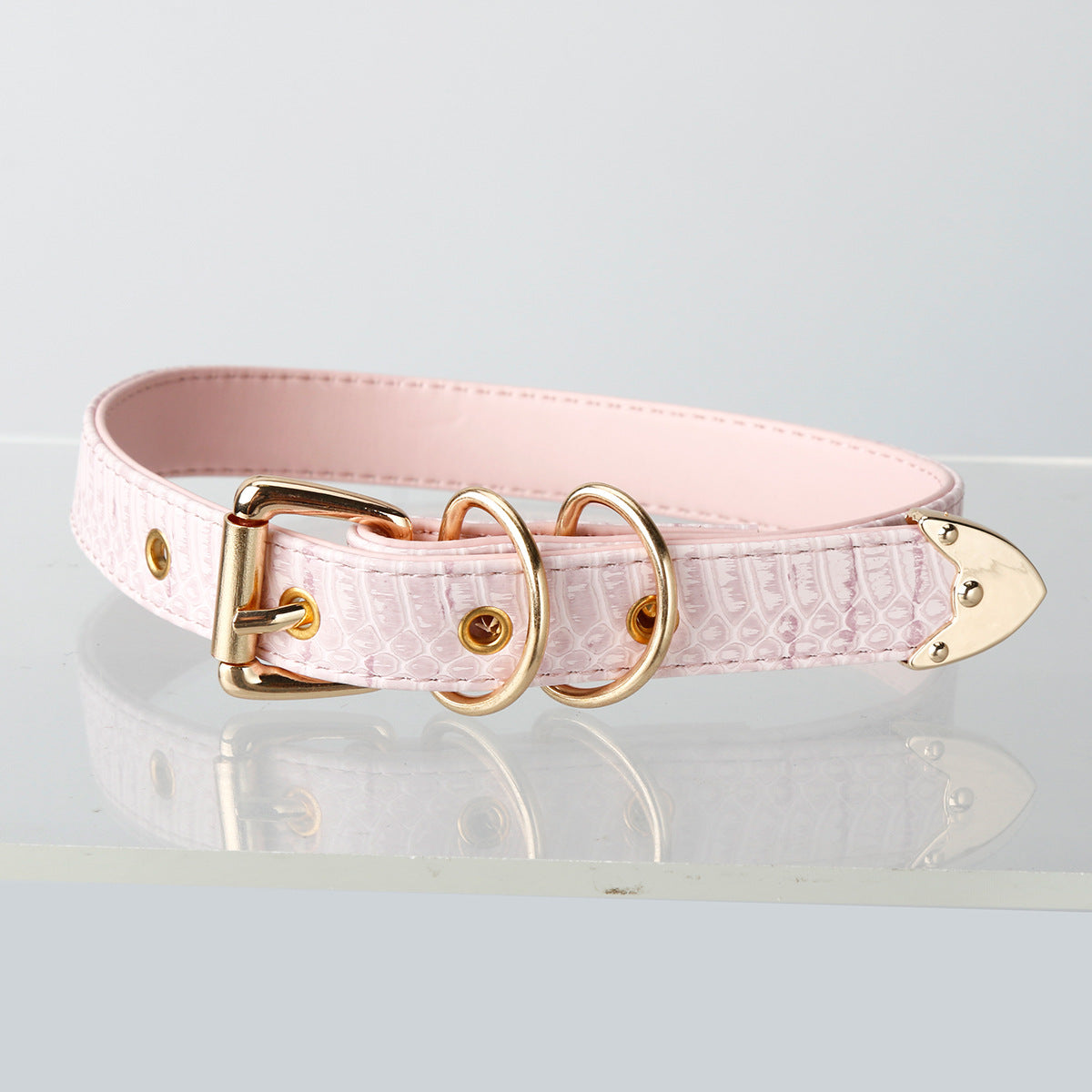 tour de cou motif crocodile rose