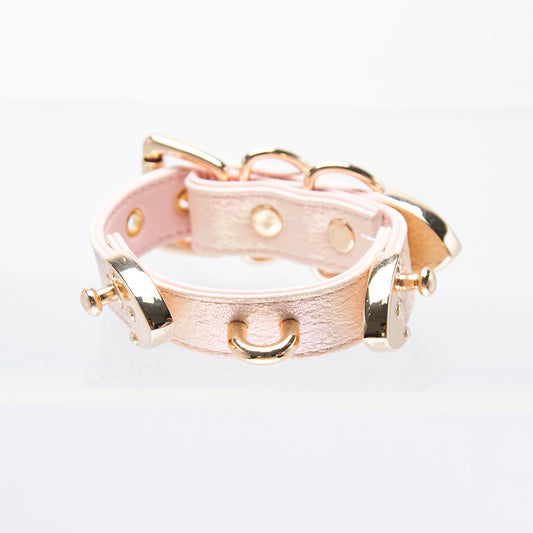 Bracelet en cuir avec motif double cœur | Manchette