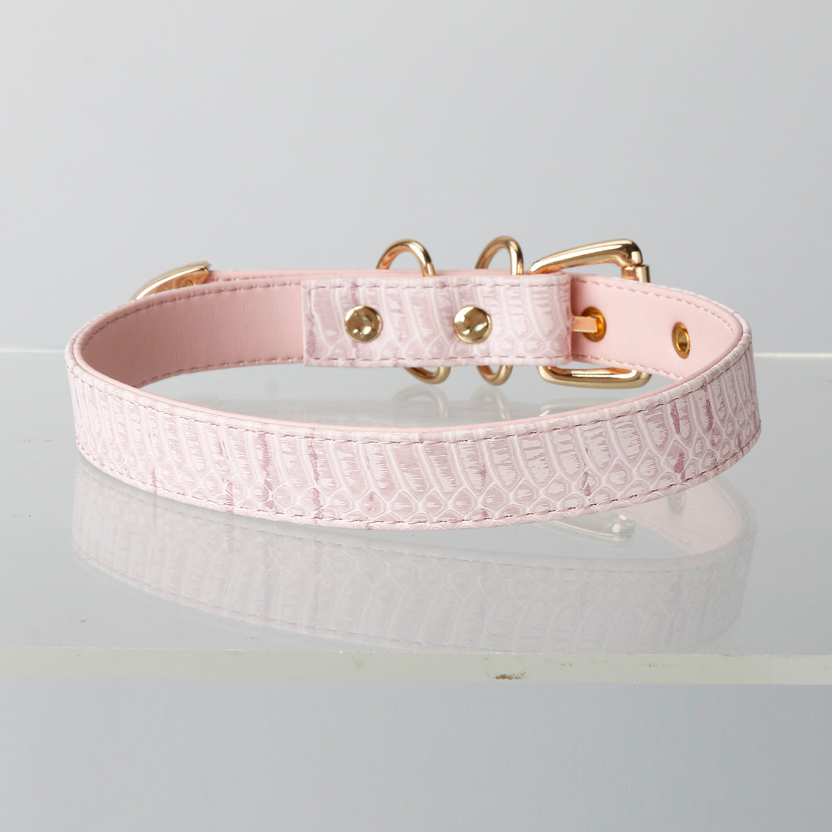 tour de cou motif crocodile rose